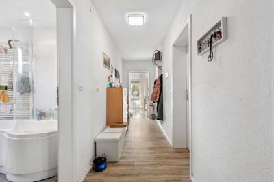 Charmantes Dreifamilienhaus mit großzügigem Platzangebot, Garagen und energieeffizienter Ausstattung