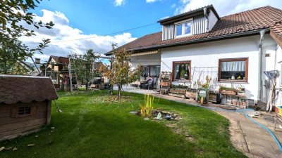Geräumiges Zweifamilienhaus mit herrlichem Garten  und zentraler Verkehrsanbindung