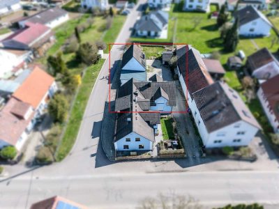 Außergewöhnliche Immobilie – Maisonette Wohnung mit drei Garagen und Hebebühne in Holzheim Weisingen