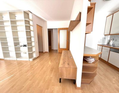 TRAUMHAFT SONNIGE 2-ZIMMER-DACHGESCHOSS-WOHNUNG IM GRÜNEN