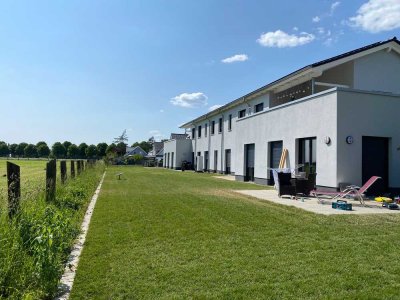 Geschmackvolle, neuwertige 3,5-Raum-EG-Wohnung mit geh. Innenausstattung mit Balkon und EBK