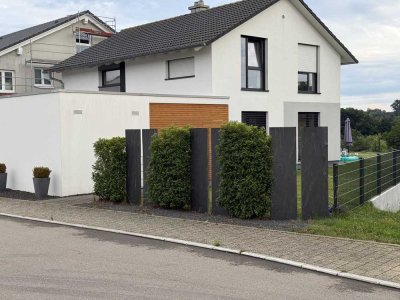 Top-Lage am Ortsrand mit Alb-Blick: Modernes Einfamilienhaus mit Sauna, großem Keller, Garage & 3 SP