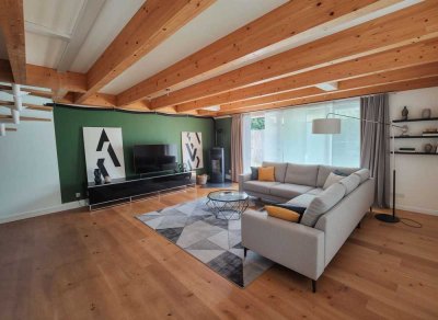 Außergewöhnliche Maisonette-Eigentumswohnung mit großer Terrasse, Carport und zwei Stellplätzen