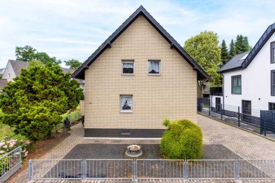 Charmantes Einfamilienhaus mit großem Potenzial in begehrter  Wohnlage – Doppelgarage + Stellplätze