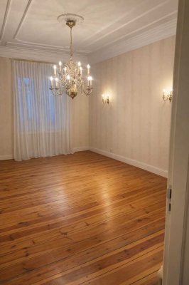 Elegante Altbauwohnung mit Stuck, Holzdielen & Designküche – sofort bezugsfrei-direkter Gartenzugang