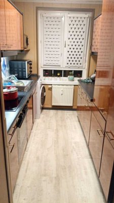 Gemütliche 3-Zimmer mit Laminat, Balkon, Einbauküche, Stellplatz und Wannenbad in ruhiger Lage!