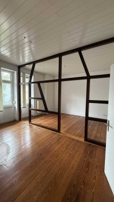 Stilvolle 3-Zimmer-Wohnung mit Holzdielen & Fachwerk-Charme nahe Wiesbadener Innenstadt