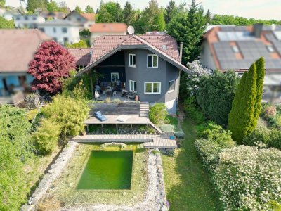 GROSSZÜGIGES EINFAMILIENHAUS MIT SCHWIMMTEICH DIREKT AN DER GRÜNLANDGRENZE