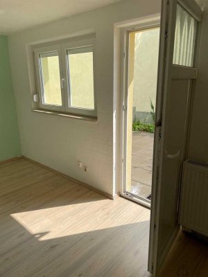 Stilvolle, modernisierte 2-Zimmer-Terrassenwohnung mit Balkon und Einbauküche in Erlenbach