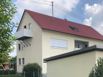 Schöne DG-Wohnung mit drei Zimmern sowie Balkon und Einbauküche in Holzheim