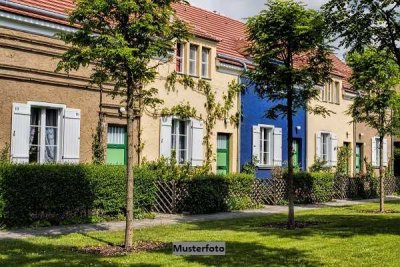 Solides Anlageobjekt: Dreifamilienhaus mit Garten und Stellflächen