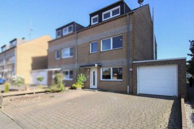 Platz für die ganze Familie und noch mehr! Tolle DHH mit 6 Schlafzimmern, großem Garten und Garage!