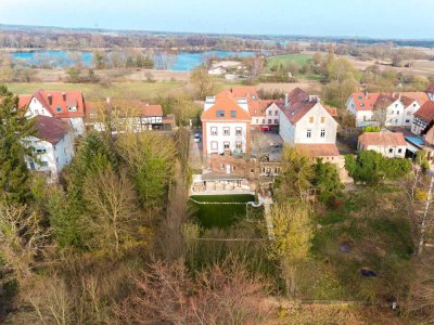 HISTORISCHER BAUSTIL TRIFFT AUF MODERNES DESIGN: 3 Zimmer Gartenwohnung mit ca. 547qm großen Garten
