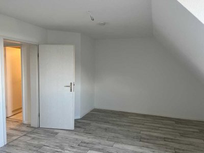 Stilvolle, geräumige und modernisierte 2-Zimmer-Wohnung mit Balkon in Saalfeld