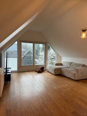 Stilvolle, modernisierte Dachgeschosswohnung in Hamburg Nienstedten