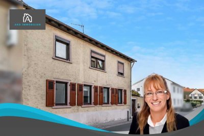 Historischer Charme trifft Entwicklungspotenzial: Zweifamilienhaus mit Nebengebäuden * Bieterverf.