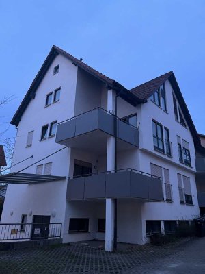 Gepflegte 2,5-Zimmer-Wohnung mit Balkon und EBK in Neckarwestheim