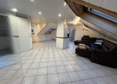 Freundliche 4-Zimmer-Dachgeschosswohnung mit Balkon und Neuer Einbauküche in Steinheim