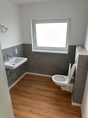 Neuwertige Wohnung mit zwei Zimmern sowie Balkon und EBK in Siegen