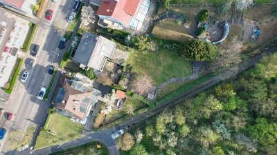 Charmantes Einfamilienhaus mit wunderschönem Garten und großem Potenzial
