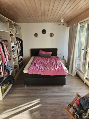 Geschmackvolle 1-Raum-Dachgeschosswohnung mit Balkon und Einbauküche in Flein