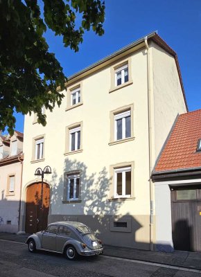 Bruchsal Altstadt: Dreifamilienhaus mit Scheune und schönem Garten in ruhiger Lage