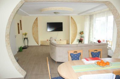 2 Einheiten: Ebenerdige 2ZW, ca. 215m² im Obergeschoss
