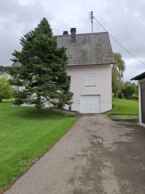 Einfamilienhaus mit Garagen und großem Garten in Boos