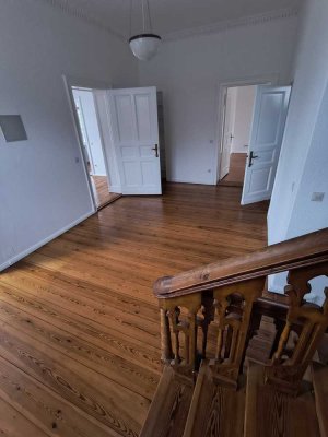 Großzügige Wohnung in stilvoller Villa