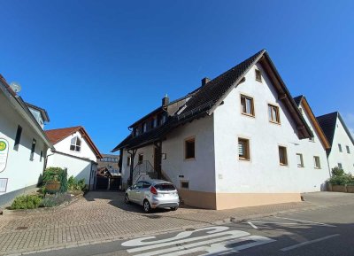 Gepflegtes Zweifamilienhaus in Pfaffenweiler - 4-Zi-EG-Wohnung ist zum Bezug frei