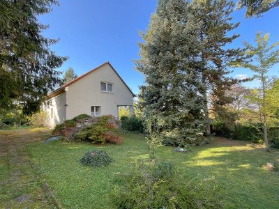 Freistehendes Einfamilienhaus mit Potenzial auf großem Grundstück in exklusiver Lage