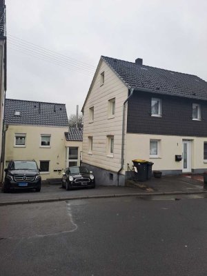 Drei Häuser zum Verkauf in Much Zentrum