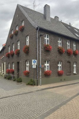 Traumhafte teilsanierte / vollrenovierte 2-Zimmer-Wohnung im Herzen von Kempen *Ideal für Singles*