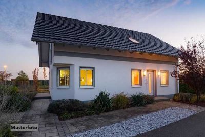 Freistehendes Einfamilienhaus und zu Wohnraum umgebaute Schmiede