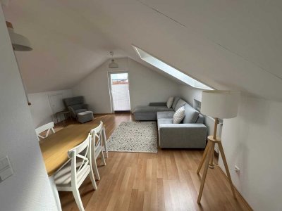 Lichtdurchflutetes DG zum Wohnen u. Arbeiten für Single/Paar ohne Kind