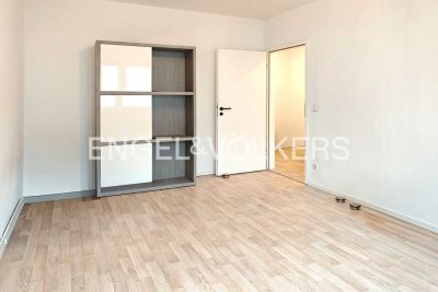 Stilvoll wohnen: Erdgeschosswohnung mit Balkon, Gartenblick und Kaminanschluss