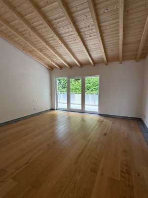 Neuwertige 3-Zimmer-Penthouse-Wohnung mit umlaufenden Balkon im Badeteil von Bad Tölz