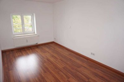 WG-geeignet -  Bad mit Wanne/Fenster + frei ab 1.8.25