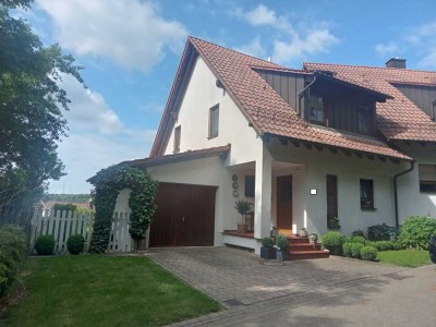 Doppelhaushälfte mit gehobener Ausstattung in Stadtteil von Bretten
