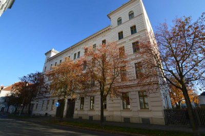 Generationen Wohnen am Elisabethplatz! Traumhafte 2-Zimmerwohnung mit Balkon und Einbauküche.