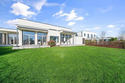 Lichtdurchfluteter, exklusiver Bungalow mit 5 Zimmern, 2 Bädern und privatem Seezugang