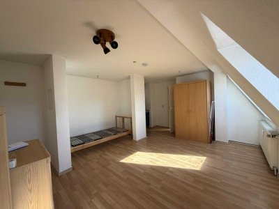 1-Zimmer-Apartment im 4. OG in zentraler Lage; leicht möbliert