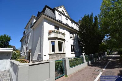 Stilvoll & hochwertig kernsanierte Altbauwohnung mit Wintergarten, Balkon, 2 Bäder - zum ERSTBEZUG