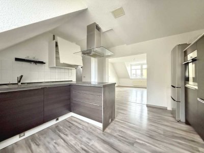 Eigennutz oder Kapitalanlage: Freie 4-Raum mit Einbauküche im Zentrum mit Wasserblick