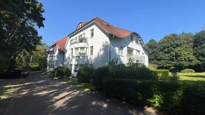 Großzügige 2 Zimmer-Eigentumswohnung mit Balkon ins Grüne und separatem Carport