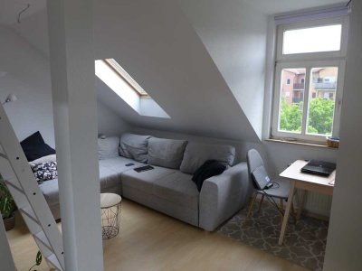 Gemütliche Dachgeschosswohnung, zentrumsnah, 3 min zur Saale