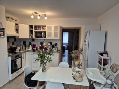 Modernisierte Wohnung mit zwei Zimmern sowie Balkon und Einbauküche in Freiberg