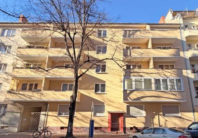 Attraktives Mehrfamilienhaus mit 13 Wohnungen und Dachgeschossausbau – Investieren in Berlin!