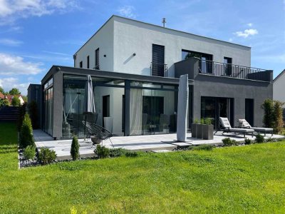 Kubus - Einfamilienhaus mit großer 4-fach Garage und kleiner Werkstatt in Tirschenreuth