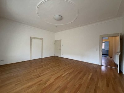 Stilvolle 2 Zimmer-Maisonette-Altbauwohnung im Herzen von Erlangen